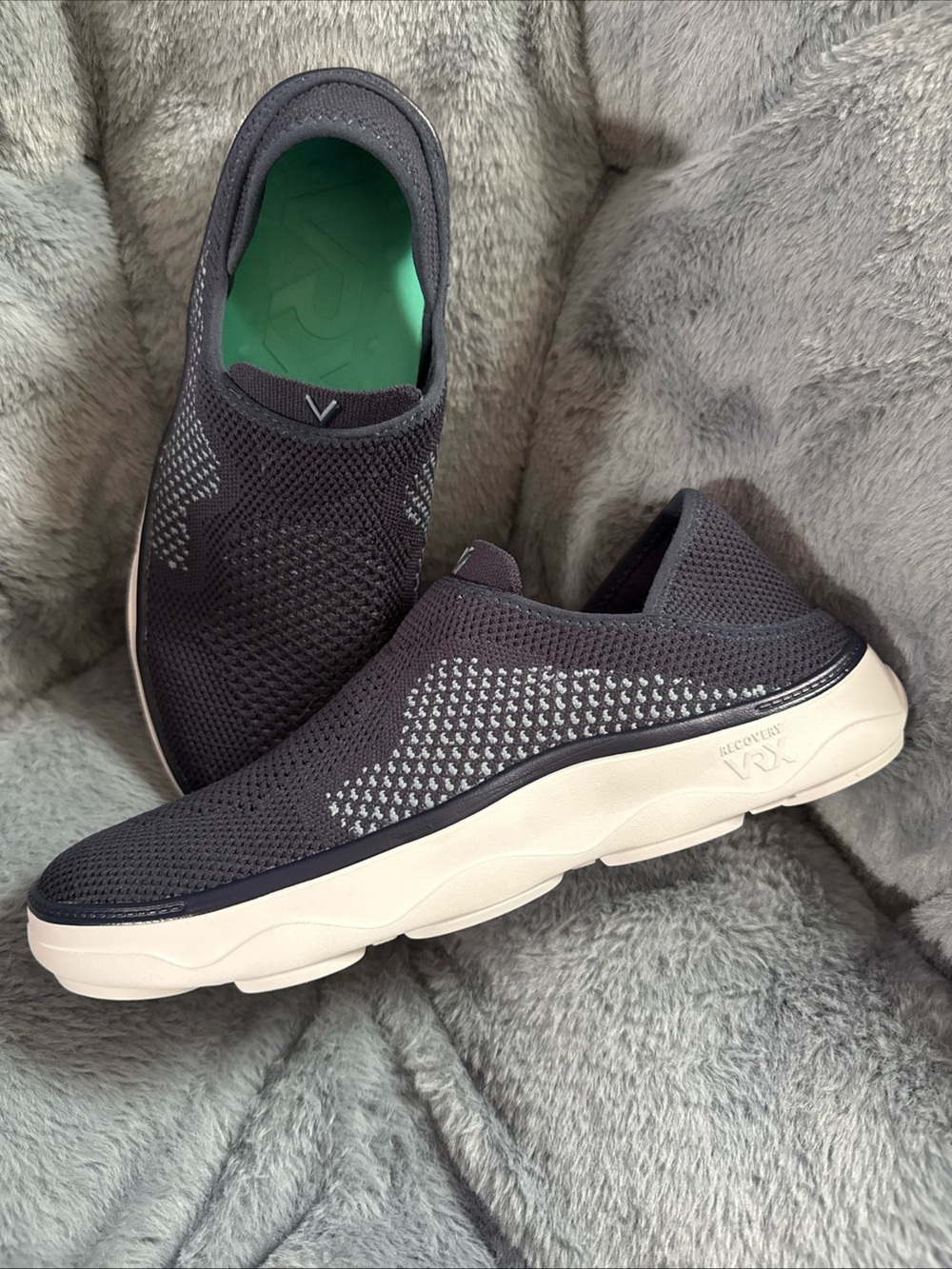 Vionic Sage Recovery VRX Slip-On Knit Sneakers in Navy with White Sole Mens 9